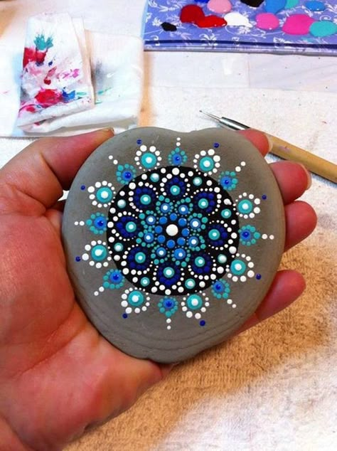 Mandela Stones, Paint Rocks, Mandala Painted Rocks, Art Pierre, Mandala Rock Art, Rocks Painted, Creation Art, Aomori, Mandala Rocks