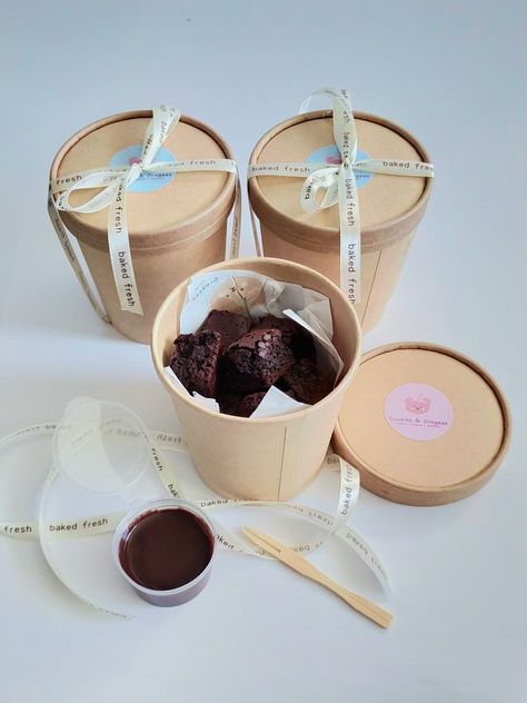 Brownie Sale Packaging, Brownie Business Packaging, How To Package Brownies For Bake Sale, Brownie Dipping Box Ideas, Small Business Food Packaging, Cookie Bites Packaging, Mini Cupcake Packaging Ideas, Brownie Bites Packaging Ideas, Brownie Business Ideas