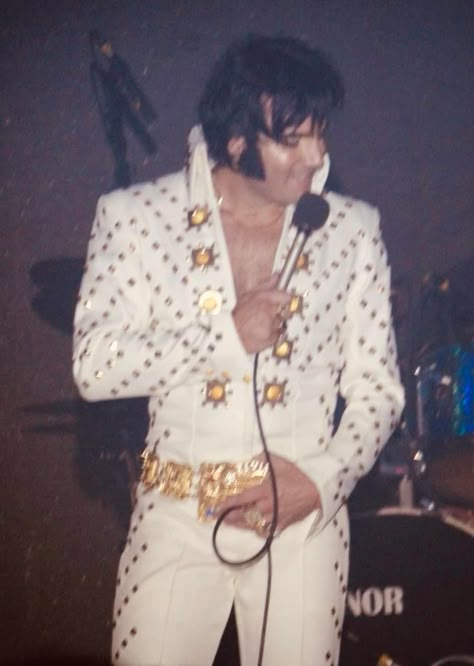 Elvis Presley Last Concert 1977, Elvis Presley 70s, Elvis Presley Last Concert, 70s Concert, Elvis Party, Elvis Presley Wallpaper, Elvis Costume, Elvis Pictures, Vintage Stars