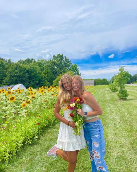 Teen girls picking flowers lavender field sunflowers dresses cute outfit aesthetic summer Missouri Midwest pic ideas July blonde pretty Flower Pic Ideas, Flower Farm Pictures, Flower Picking Date, Flower Field Photoshoot Friends, Flower Picking Photoshoot, Flower Picking Aesthetic, Flower Picking Outfit, Midwest Summer, Flower Picking