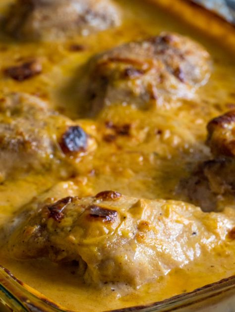 Creamy Southern Smothered Chicken | 12 Tomatoes Smothered Chicken And Rice, Southern Smothered Chicken, Chicken Cobbler, Smothered Chicken Recipes, Chicken Smothered, Chicken And Rice Recipe, Southern Chicken, Chicken Receipes, Cooking Panda