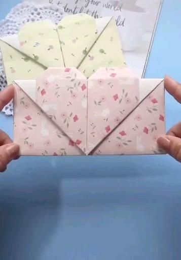 Carta con forma de corazón [Video] | Formas de cartas, Manualidades cartas, Manualidades faciles y bonitas How To Make An Envelope Aesthetic, Aesthetic Envelope Tutorial, Cute Envolpes Diy, How To Make Envelopes Aesthetic, Paper Letters Aesthetic, Tutorial Bungkus Kado Aesthetic, Amplop Aesthetic, Ideas Para Decorar Una Carta, Letter Envelope Aesthetic