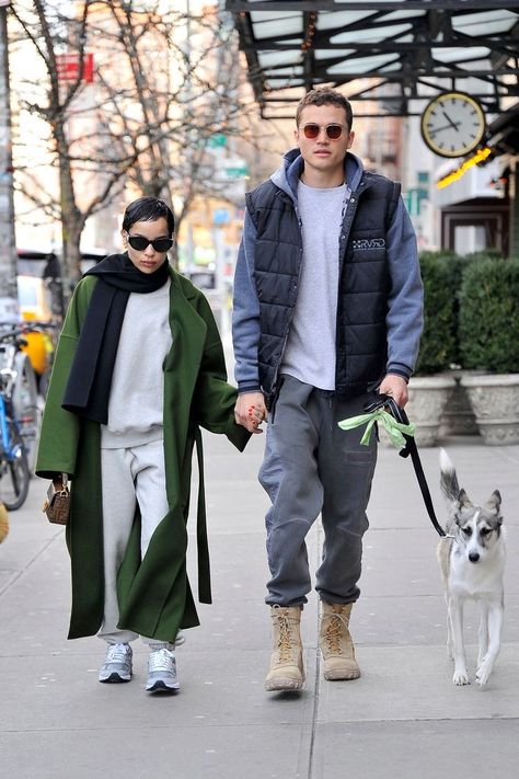 Zoe Kravitz Style, Mode Zendaya, Black Wool Scarf, Grey Tracksuit, Zoë Kravitz, Zapatillas New Balance, Zoe Kravitz, Vogue Russia, Green Coat