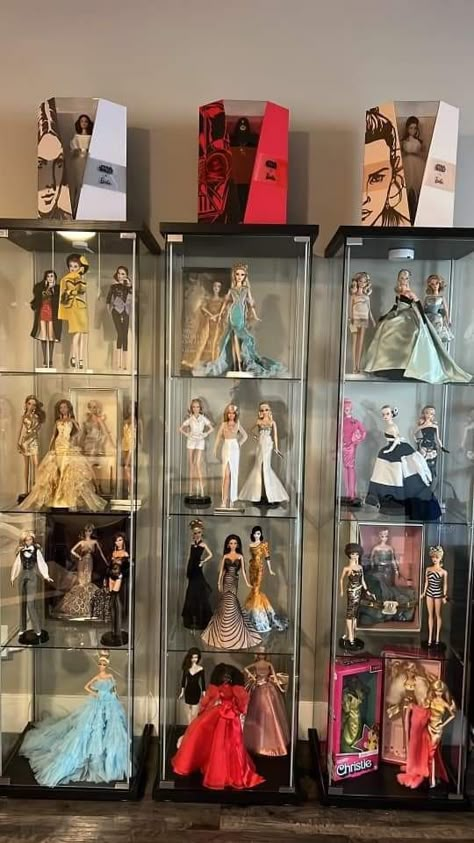 Doll Cases Display, Barbie Collector Room, Vintage Barbie Display, Barbie Display Case, Barbie Doll Collection Display, Barbie Doll Display Ideas, Doll Display Ideas Shelves, Barbie Collection Display, Barbie Display Ideas