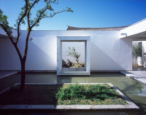 Completed in 2016 in Dali, China. Images by Hao Chen, Shu Tan. This is a house designed for a painter and his wife. The site is located on the eastern edge of a village, next to rice fields. In common with the... Chinese Courtyard, China Image, Chinese Garden, Urban Fabric, Chinese Architecture, Courtyard House, Architect Design, Japanese Garden, Dali