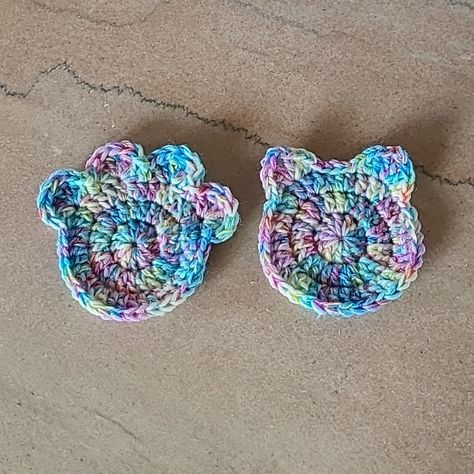 Jannm Creative Hand Crocheted Cat Face, Paw Print Coaster Set. Great Gift For Cat Lovers! Machine Washable Grinch Crochet Coaster, Ragdoll Crochet Patterns, Crochet Cat Applique, Crochet Diys, Crochet Kitty, Crocheted Coasters, Crochet Keychains, Yarn Scraps, Crocheted Cat