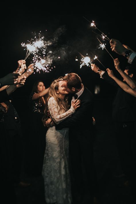 Sparkler Photos, Wedding Photo Must Haves, Sparkler Exit Wedding, Photos For Wedding, Wedding Portrait Ideas, Wedding Day Pictures, Wedding Shot List, Wedding Exit, Wedding Send Off