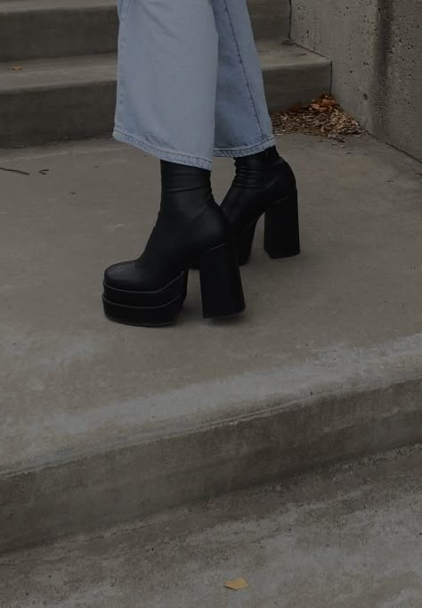 Chunky Ankle Boots, Dress Booties, Booties Shoes, Chic Shoes, Boots High, Aesthetic Shoes, Ankle Bootie, Casual Fall Outfits, Looks Style