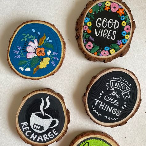 Mini Wood Slice Painting, Coaster Drawing Ideas, Aesthetic Coaster Painting, Mdf Coaster Ideas, Small Wood Painting Ideas, Coaster Painting Ideas Aesthetic, Mdf Keychain Painting, Diy Coaster Painting Ideas, Costers Diy Wooden