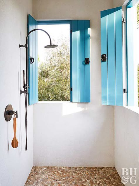 Brass Shower Fixtures, Outdoor Toilet, Patterned Furniture, Wooden Trellis, Outdoor Showers, White Shiplap Wall, Farmhouse Outdoor, Stucco Walls, Privacy Walls