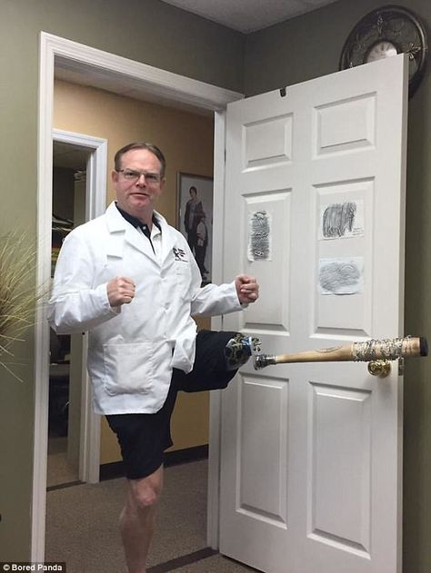 One man shared this hilarious picture that his uncle sent to him of his prosthesis doctor Medical Jokes, Funny Medical, Doctor Shows, Doctor Humor, Medical Humor, Twisted Humor, Sense Of Humor, Bad News, Edgy Outfits