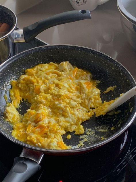 Egg Dishes Aesthetic, Cooking Eggs Aesthetic, Egg Aesthetic Food, Scrambled Eggs Aesthetic, Eggs Aesthetic, Fluffy Scrambled Eggs, Healthy Food Motivation, Egg Dish, Think Food