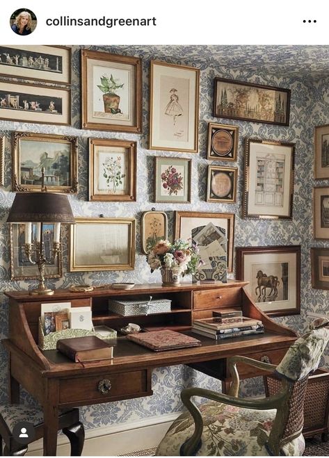 Academia Apartment, French Style Interior Design, Aesthetic Bookshelf, French Style Interior, Sewing Room Design, Small Home Offices, Elegant Interior Design, Office Guest Room, Vintage Room