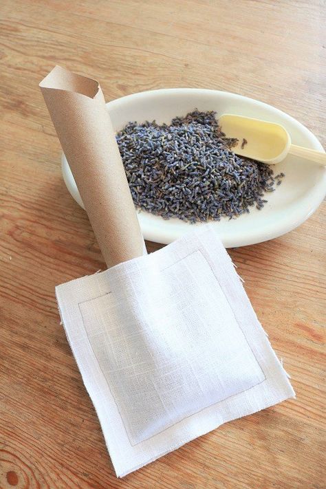 Diy Sachets How To Make, How To Make Sachets, Making Lavender Sachets, Lavender Pouches Diy, Diy Lavender Sachet, How To Make Lavender Sachets, Lavender Sachets Diy How To Make, Crafts With Lavender, Lavender Sachets Ideas