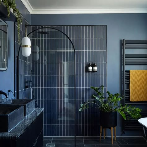 Bathroom Dark Tiles, Mid Modern Bathroom, Blue Marble Bathroom, Sunset Bathroom, Trending Bathroom Colors, Bath Shower Combination, Teal Bathroom Ideas, Paint Tiles, Cool Bathrooms