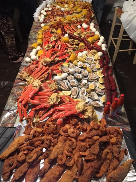 "How food is done in South Carolina. Seafood spread." by thjeco in food - Imgur Different Types Of Food, Seafood Boil Party, Seafood Party, Seafood Buffet, Seafood Boil Recipes, Boiled Food, Velvet Cupcakes, Seafood Boil, Seafood Dinner