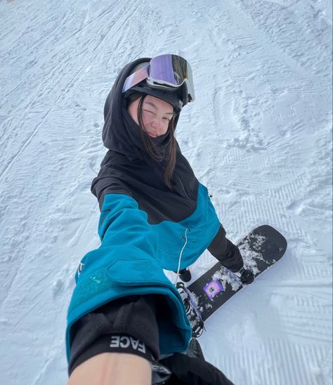 snowboarding pictures, snowboarding outfit Snowboarding Picture Ideas, Aesthetic Snowboarding Pictures, Snowboard Photo Ideas, Snowboarding Instagram Pictures, Cute Snowboarding Pictures, Snowboard Hairstyles, Snowboarding Hair, Snowboarding Aesthetic Girl, Snowboard Pics