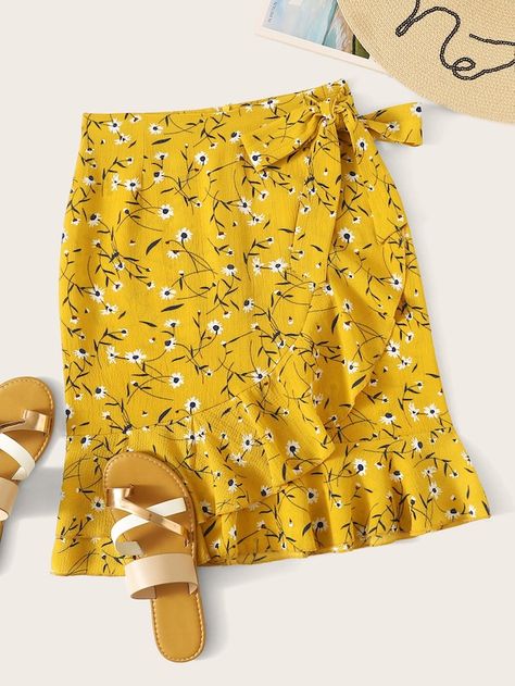 Mode Pastel, Floral Skirt Outfits, Yellow Floral Skirt, Rok Mini, Peplum Tops, Printed Pleated Skirt, Tie Skirt, Outfit Jeans, Skirt Mini