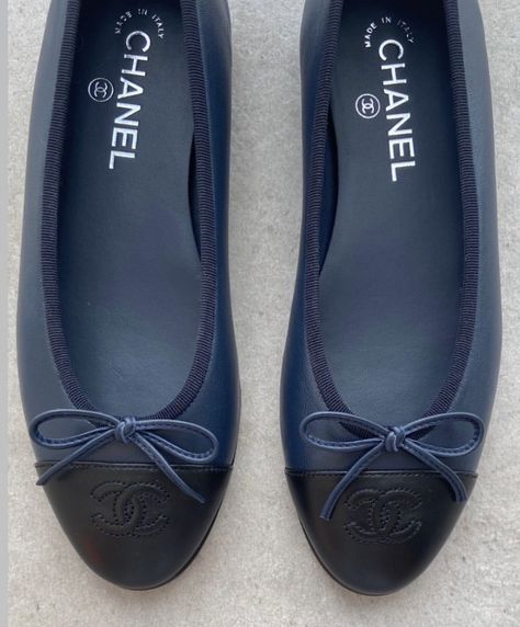 Chanel Bleu, Chanel Ballerina, Designer Ballet Flats, Stile Casual Chic, Chanel Flats, Navy Girl, Everything Is Blue, Blue Aura, Moon Moon