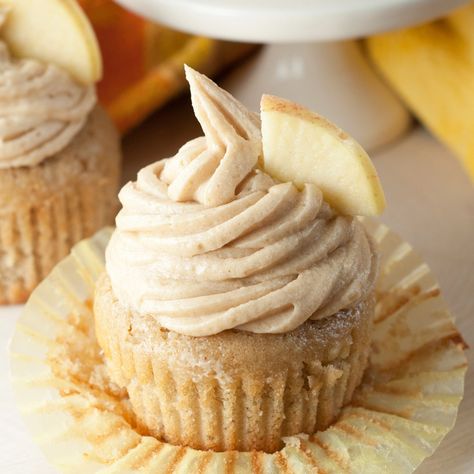 Apple Cider Cupcakes and Brown Sugar Cinnamon Buttercream Apple Cider Cupcakes, Cupcakes Cinnamon, Cinnamon Buttercream Frosting, Desserts Apple, Cinnamon Buttercream, Dessert Oreo, Brown Sugar Recipes, Butter Cupcakes, Homemade Apple Cider