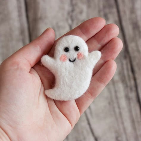 Needle Felted Halloween, Felted Halloween, Felted Brooches, Needle Felted Brooch, Felting Crafts, Felt Brooches, Felting Diy, Needle Felting Ideas, Needle Felting Diy