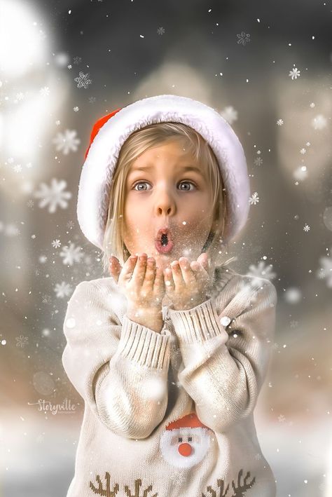 Outdoor Kids Christmas Pictures, Childrens Christmas Photo Shoot Ideas, Children Christmas Photoshoot, Christmas Kid Photoshoot, Holiday Portrait Ideas, Christmas Photoshoot Ideas For Kids, Easy Christmas Photoshoot Ideas, Christmas Pictures Toddler, Children Christmas Photos