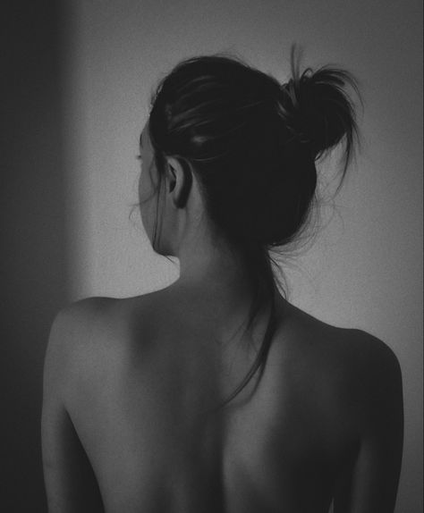 Woman's Back Photography, 30 Day Photo Challenge, No Face Body Pictures, Woman's Back, Challenge Ideas, Ig Pics, Insta Photos, Portraiture Drawing, Body Picture