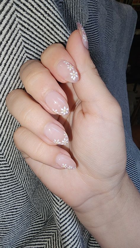 Ask for almond acrylics with a nude base and dainty daisies with a pale yellow center Daisy French Tip Nails, Acrylic Nails With White, Nails With White, Daisy Nail Art, April Nails, Nude Nail, Daisy Nails, White Daisy, Pale Yellow