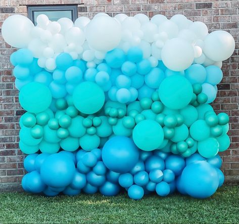 #balloonwall #ombre #blueballoonwall #ombreballoonwall #balloonbackdrop #prettyparty #prettypartyplanning #prettypartyrentals #balloonart Ombre Balloon Wall, Underwater Balloon Garland, Under The Sea Balloon Backdrop, Blue Balloon Wall, Blue Ombre Balloon Garland, Backdrop Sea Theme, Under The Sea Balloon Decorations Ocean Themes, Rain Baby Showers, Baby Dory