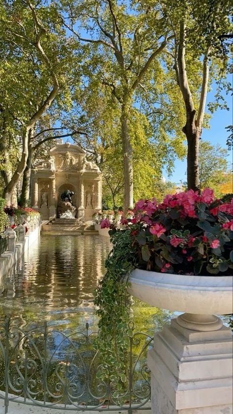 Paris Parks And Gardens, Garden In Paris, Spring In Paris Aesthetic, Paris Spring Aesthetic, France In Spring, Flowers In Paris, Vintage Paris Aesthetic, Paris Gardens, Paris France Aesthetic