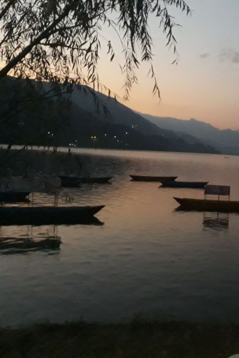 Phewa Lake is the main attraction of Pokhara in Nepal. Phewa Lake, Lakeside View, Main Attraction, Nepal, Maine, Places To Visit, Lake