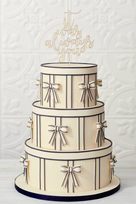 We reached out to a handful of Toronto’s favourite cake designers to share some of their favourite 2017 wedding cakes with us! See the photos here. Luxurious Cake Design, Black And White Wedding Cake, Art Deco Cake, White Cakes, Pecan Cake, Tiered Cake, Chocolate Wedding Cake, Wedding Cake Decorations, Pretty Birthday Cakes