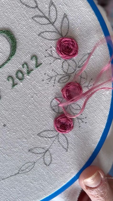 Wheel Rose Embroidery, Brazilian Embroidery Stitches, Hand Embroidery Patterns Free, Embroidery Hoop Crafts, Embroidery Lessons, Diy Embroidery Designs, Bead Embroidery Tutorial, Hand Embroidery Patterns Flowers, Embroidery Stitch