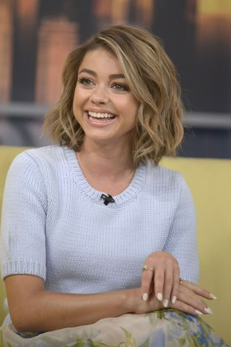 Sarah Hyland Short Hair, Sarah Hyland Hair, Above Shoulder Length Hair, Selena Gomez Short Hair, New York May, How To Curl Short Hair, Sarah Hyland, Favorite Hairstyles, Hair Envy