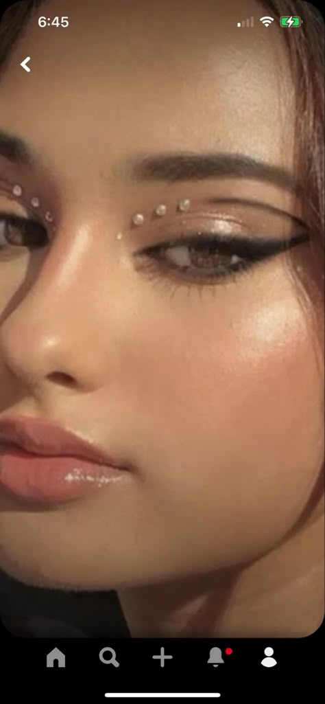 Hollywood Hoco Makeup, Eye Looks With Pearls, Pearl Eye Makeup Aesthetic, The 1975 Makeup, White Swan Makeup Aesthetic, Black Fairy Makeup Halloween, Black Swan Makeup Aesthetic, White Swan Eye Makeup, Angel Make Up Aesthetic