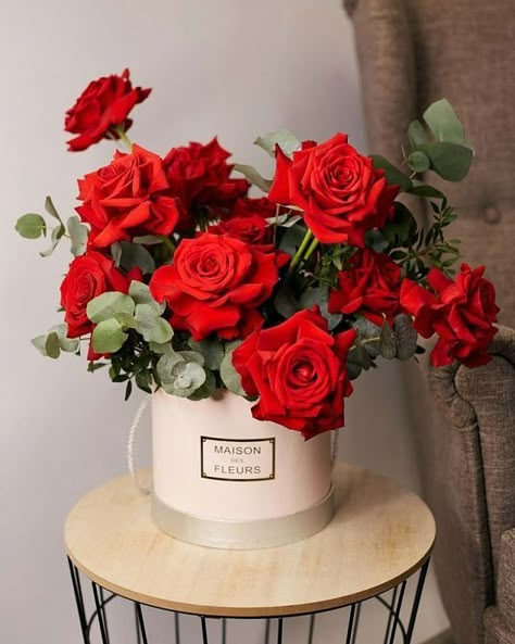 Modern Valentines Flowers, Valentine’s Day Flower Arrangements, Valentines Day Flower Arrangements, Valentine Floral Arrangements, Valentine Day Aesthetic, Crafts Valentines Day, Aesthetic Valentines Day, Gift Ideas Valentines Day, Valentines Day Aesthetic