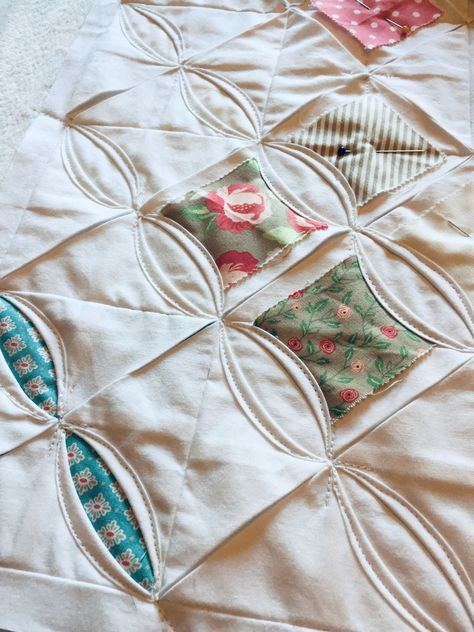 Do you always forget how to make quilt binding? Continue reading to learn how to make quilt binding and never run out of binding again! Binding A Quilt, Quilt Binding, Quilting Rulers, Free Quilting, Quilting Tutorials, Quilt Patterns Free, Quilt Making, Baby Quilts, Quilt Patterns