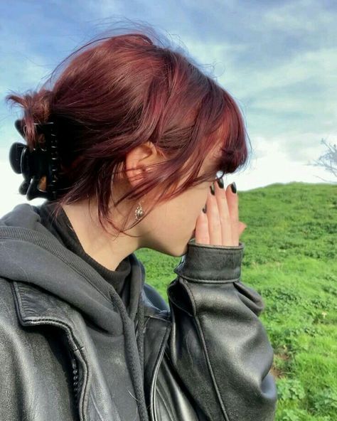 Dark Red Short Hair With Bangs, Strawberry Brown Hair Color, Red Hair W Bangs, Hair Inspo Color Red, Wine Red Hair Aesthetic, Red Dye On Brown Hair, Red Aesthetic Hair, Dark Red Hair Outfits, Colored Hair Aesthetic