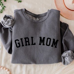 Preppy Crewneck, Collegiate Font, Crewneck Aesthetic, Minimalist Sweater, Mom Pride, Collegiate Style, Sweatshirt Oversized, Classic Girl, Mom Sweatshirt