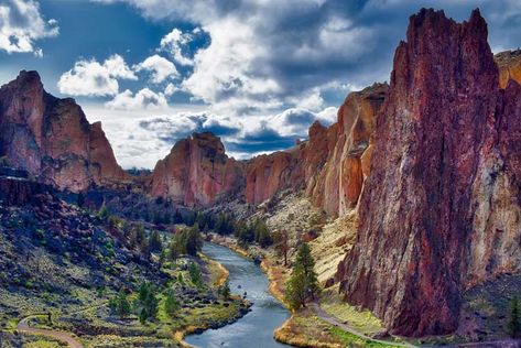 Smith Rock State Park has a fantastic view of the Three Sisters and Mount Jefferson. Image by Kathy Weissberger Three Sisters Oregon, Smith Rock State Park Oregon, Reference Scenery, Ranch Vibes, Oregon Roadtrip, Smith Rock Oregon, Oregon Style, Couples Trip, Agave Attenuata