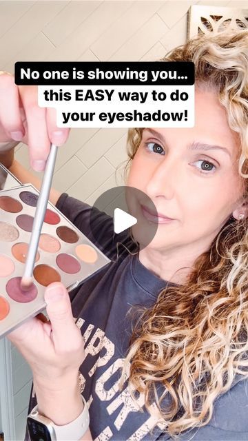 Eyeshadow On Bottom Lash Line, How To Apply Eye Shadow, Easy Eyeshadow Tutorial, Simple Eyeshadow Tutorial, Easy Eyeshadow, Eyeshadow Application, Simple Eyeshadow, Feed In Braids Hairstyles, Watery Eyes