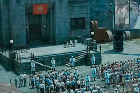 Difference between DIstrict 12 and... Poor less unfortunate than capitol at the reaping representing theme Hunger Games Reaping, Hunger Games Exhibition, Hunger Games Mockingjay Part 2, Zombie Apocalypse Outfit, Hunter Games, Mockingjay Part 2, Dystopian Novels, Ya Novels, New Twitter