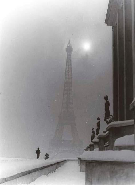 Paris snowfall City Of Lights, City Of Love, I Love Paris, Living In Paris, Love Paris, Vintage Paris, Christmas Gifts For Boyfriend, Paris Eiffel Tower, Old Photographs