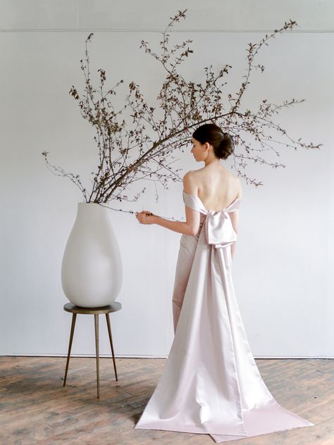 Ikebana-Inspired Wedding Flower Ideas Perfect for the Minimalist Couple Ikebana Wedding, Japan Wedding, Silk Wedding Gown, Fall Wedding Color Palette, Paris Inspired, Design Workshop, Back Wedding Dress, One Fine Day, France Wedding