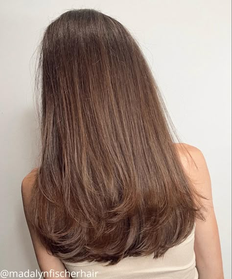 Bouncy Round Long Layers Medium Length Haircut With Layers Unstyled, Mid Length Hair No Layers Straight, Small Layers Hair, Round Edge Haircut, Medium Brown Hair Long Layers, Long Hair With Rounded Layers, Mini Layers Hair, Subtle Layers For Long Hair, Long Subtle Layers Straight