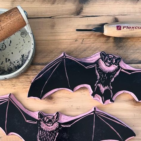 Maude Forbid on Instagram: "This block set is finally ready to go! 🦇🦇🦇 I’m pretty happy with these and I can’t wait to print them all over everything 🤩🤩🤩  #austinbats #austinartist #bats #wildlifeartist #wildlifeart #lino #linocut #linocutartists #handcarvedstamp #handcarvedstamps #blockcarving #blockprinting #popmembers #printmaking #printmaker #natureartist #makersgonnamake #makermovement" Bat Lino Print, Bat Linocut, Pumpkin Linocut, Halloween Linocut, Linocut Ideas, Linocut Artists, Hand Carved Stamps, Nature Artists, Linocut Art