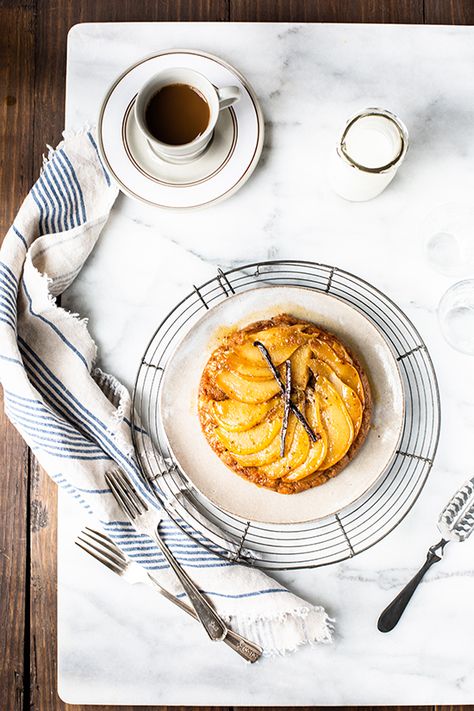 Pear Tatin, Pear Food Photography, Photography Japanese, Tart Tatin, Pie Mold, Food Styling Photography, Cake For Breakfast, Bartlett Pears, Pear Tart