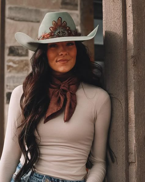 Wild Rags Outfits Winter, Cowboy Hat Outfit Woman, Wild Rags Outfits, Western Hat Outfit, Western Ootd, Outfit Cowboy Boots, Feather Hat Band, Western Cowgirl Outfits, Horse Outfits