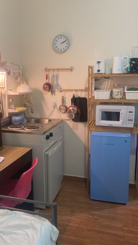 Kitchenette in a small dorm room of Ellison Ballet students in New York. To add an extra storage on a wall, using IKEA accessories, bamboo shelf from Amazon with Amazon small appliances, essentials for students to make small and simple meals. Small Apartment For Students, Small Dorm Kitchen Ideas, Dorm Room Ideas Kitchen, Student Housing Aesthetic, Kitchenette Aesthetic, Small Dorm Aesthetic, Student Apartment Ideas Small Spaces, Small Dorm Kitchen, Student Dorm Room Ideas