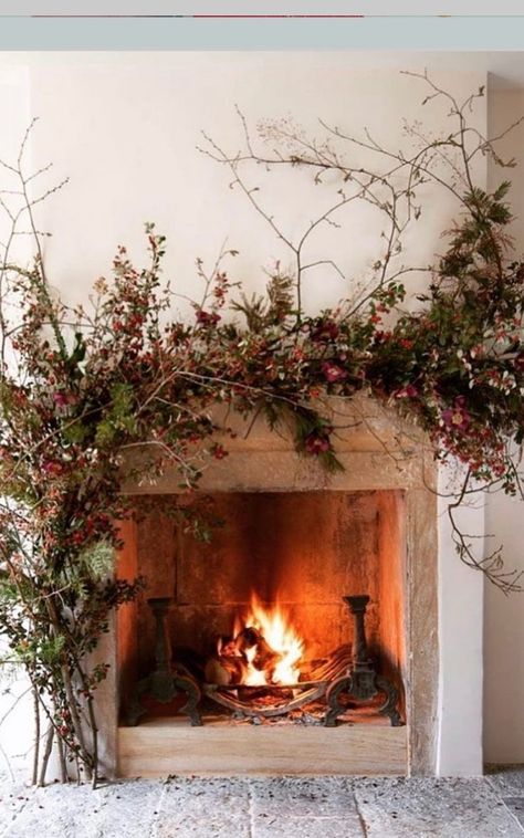 Half Garland Over Door, Dried Flower Christmas Display, Fall Door Archway, Winter Home Decor 2023, Christmas Floral Installation, Mantel Floral Arrangements, Christmas Mantles Ideas Fireplaces, Ideas Decoracion Navidad, Wedding Fireplace